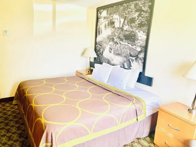 Room, King Bed, Super 8 by Wyndham New Castle PA 3/5