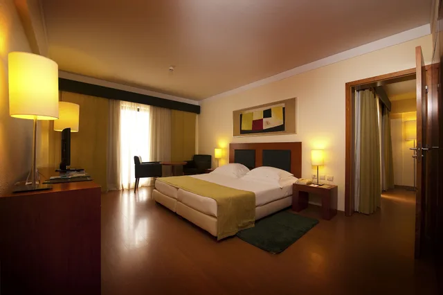 غرفة متصلة بأربعة أسرّة وسريرين منفصلين، Vila Gale Cerro Alagoa 2/3