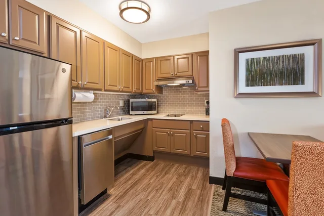 جناح بسريرين كوين بغرفة نوم واحدة بمطبخ، STAYBRIDGE SUITES KALAMAZOO 3/3