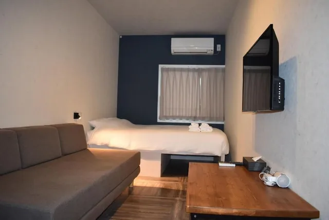 غرفة متصلة بسريرين مزدوجين مع أريكة، Shinsaibashi House 6/10