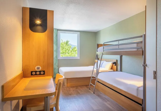 غرفة رباعية بسرير مزدوج وسريرين منفصلين، B&B Hotel Toulon Ollioules 6/9