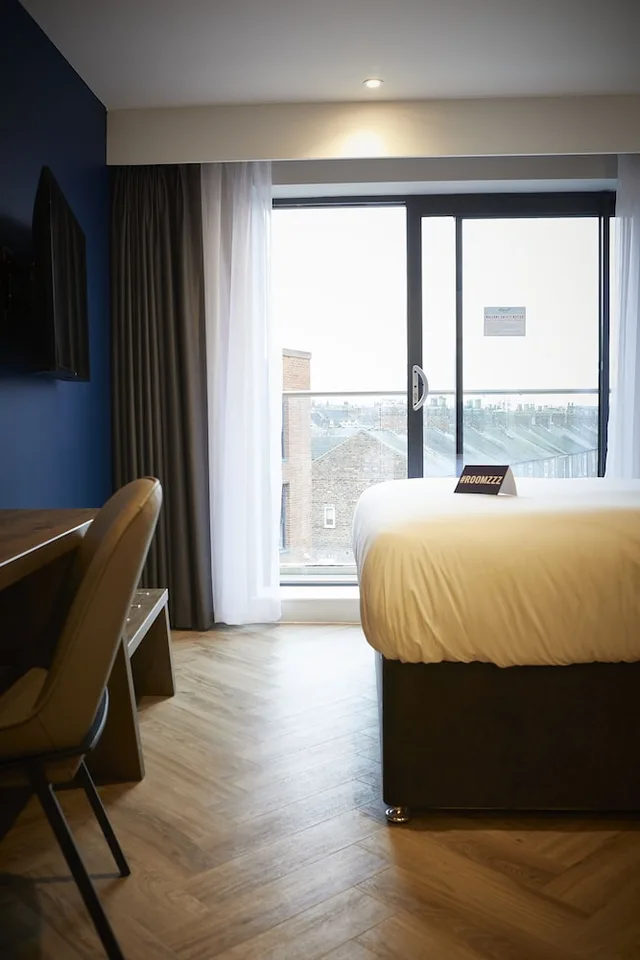 Smart, Studio, King Bed, Balcony، Roomzzz York City 3/5