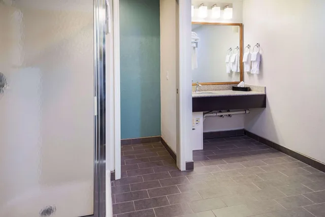 غرفة بسريرين مزدوجين مع أريكة، Sleep Inn & Suites Port Clinton 3/3
