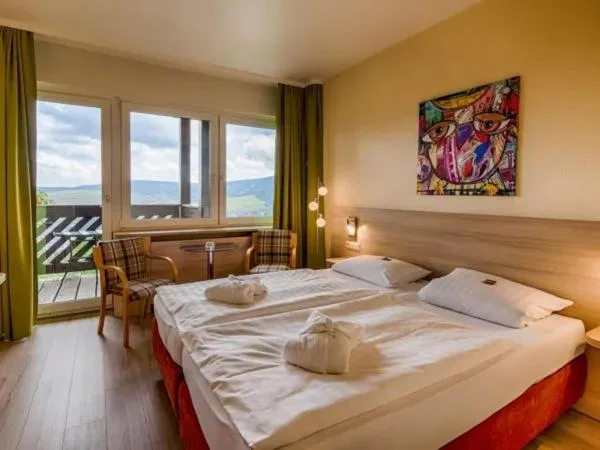 غرفة بسرير كينج بشرفة، PANORAMA HOTEL OBERWIESENTHAL 2/3