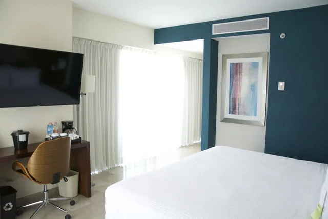غرفة بسرير كينج بشرفة بإطلالة جزئية على البحر، Four Points by Sheraton Veracruz 1/7