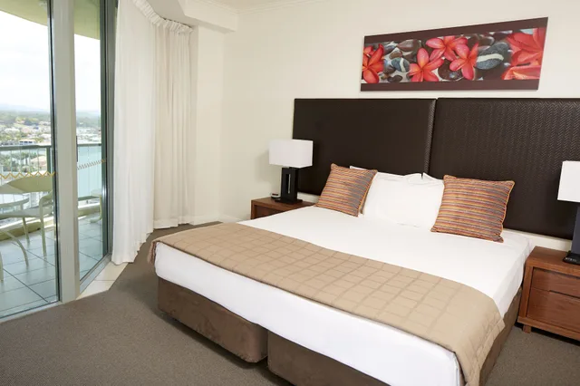 1 Bedroom, Apartment, King Bed, Mantra Sun City Surfers Paradise 2/3