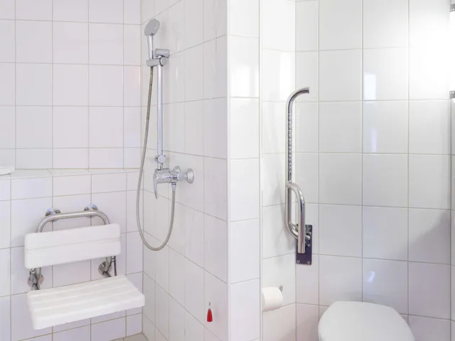 غرفة بسرير مزدوج لذوي الإعاقة، Ibis Basel Bahnhof 4/4