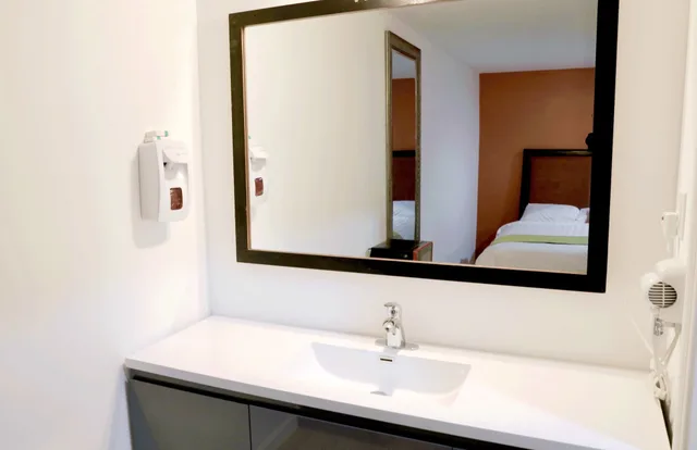 Renovated, Suite, 3 King Beds، Norwalk inn & suites 9/10