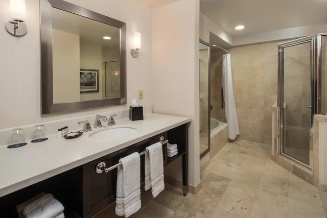 جناح كلوب بسرير كينج مع أريكة، Sheraton Salt Lake City Hotel 4/6