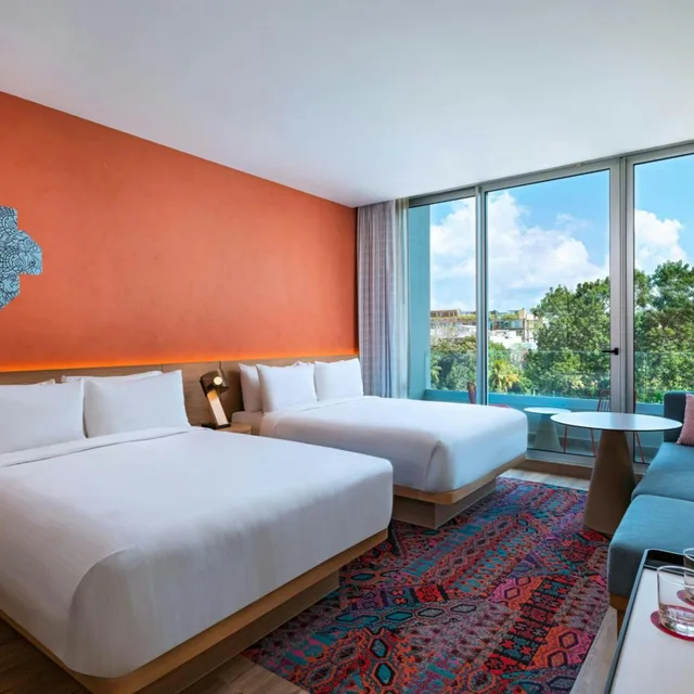 غرفة بسريرين كوين بشرفة، Aloft Playa Del Carmen 2/4