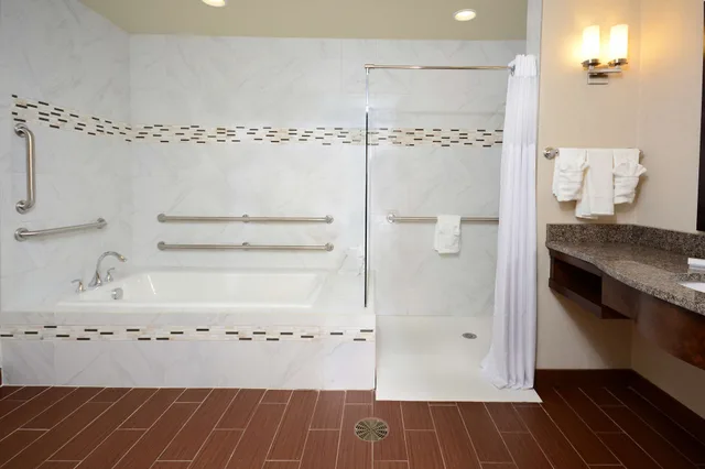 جناح بسريرين كوين لذوي الإعاقة، Hilton Garden Inn Greensboro Airport 5/9