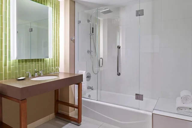 غرفة تقليدية بسريرين كوين لذوي الإعاقة، Westin Gaslamp Quarter 3/4