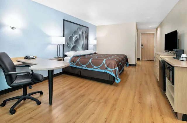 Room, King Bed, Super 8 by Wyndham New Braunfels I-35 3/5