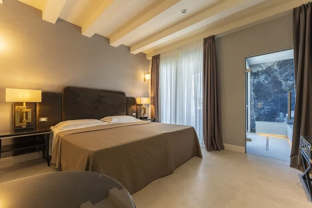 2 Bedrooms, Grand, Suite, 2 King Beds, Partial Lake View, Sofa, Sauna، Palazzo Della Scala 4/4