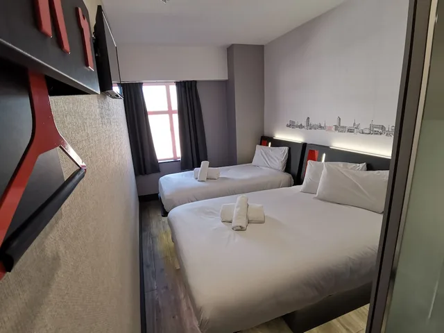 غرفة عائلية بسرير مزدوج وسرير فردي، easyHotel Sheffield City Centre 6/11