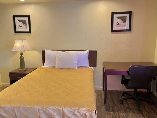 غرفة قياسية مفردة بسرير كوين، Whistling Pines Motel 2/3