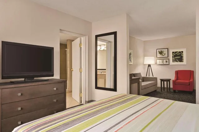 جناح بسرير كينج بحوض جاكوزي لذوي الإعاقة، Country Inn and Suites by Radisson Tampa/Brandon FL 1/1