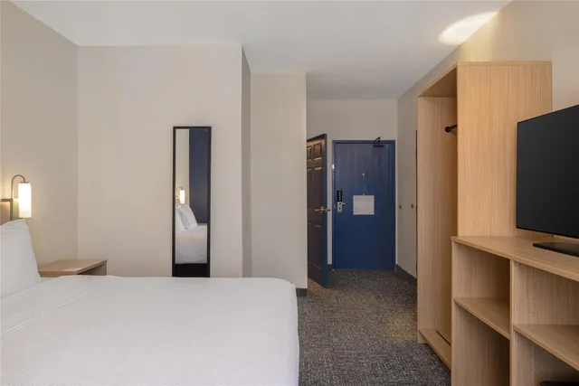 غرفة بسرير كينج بحوض استحمام لذوي الإعاقة، Spark by Hilton El Paso University 2/4