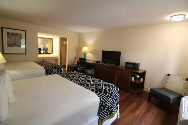 Classic, 2 Queen Beds, The Central Motel 6/7