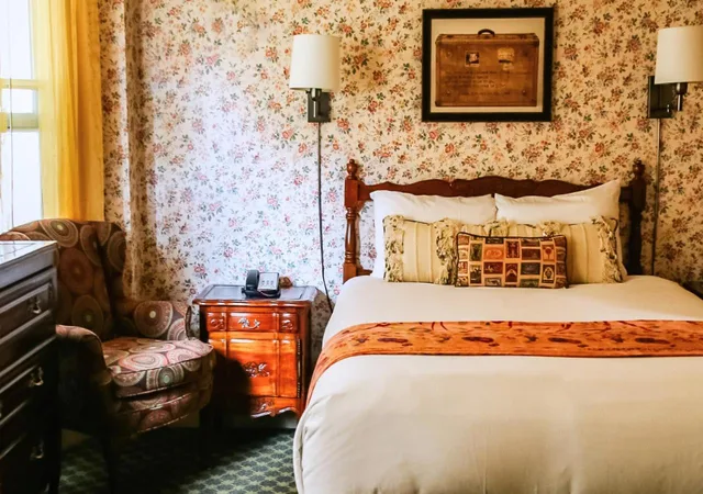 غرفة بسرير كوين، Petite Auberge 1/5