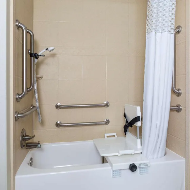 غرفة بسرير كينج وسريرين كوين لذوي الإعاقة، Hampton Inn & Suites Philadelphia Montgomeryville 1/2