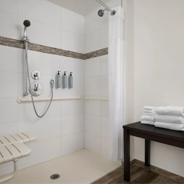 جناح بسرير كينج بإطلالة جزئية على البحر مع أريكة، Residence Inn Miami Beach Surfside 9/10