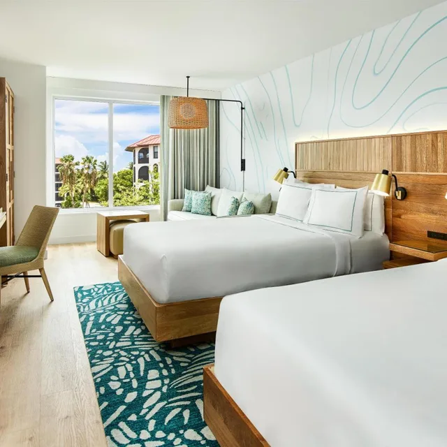 غرفة بسريرين كوين مع أريكة بحوض استحمام لذوي الإعاقة، Faro Blanco Resort Marathon Florida Keys, Curio by Hilton 2/8