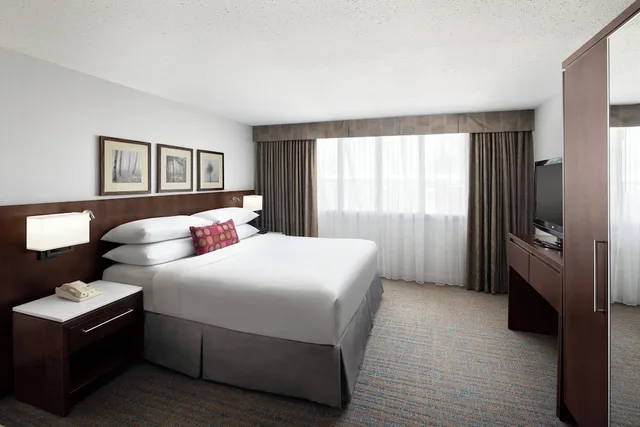 جناح كلوب بسرير مزدوج بغرفة نوم واحدة، Delta Hotels By Marriott Calgary South 1/5