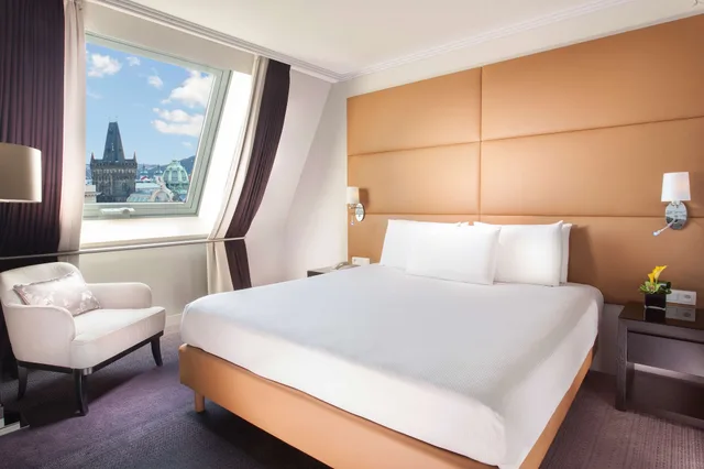 جناح تنفيذي بسرير كينج مع أريكة، Hilton Prague Old Town 1/3