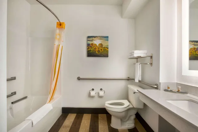 غرفة بسريرين كوين، La Quinta Inn & Suites by Wyndham Dublin 3/5