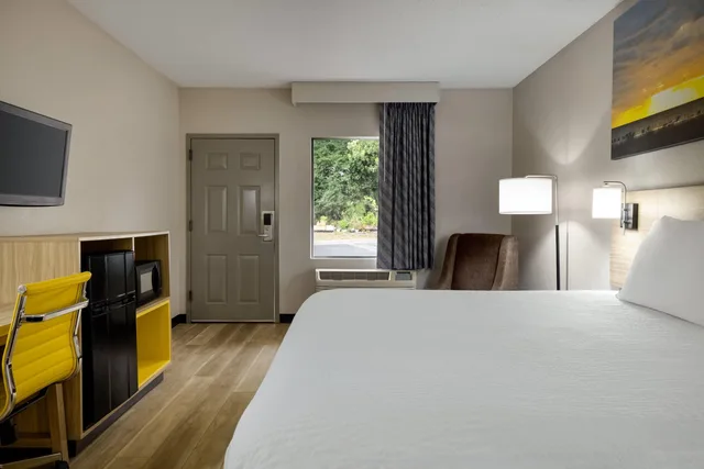 Room, Queen Bed, Days Inn By Wyndham North Columbia Ft Jackson 3/5