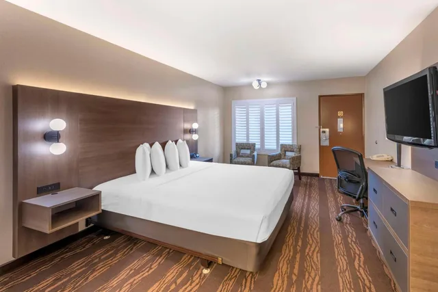 غرفة بسرير كينج بحوض استحمام في طابق مرتفع لذوي الإعاقة، Best Western Plus Stovall's Inn 3/8