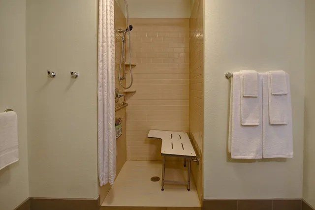 جناح بسرير كوين بغرفة نوم واحدة لذوي الإعاقة، Candlewood Suites St. Clairsville 2/2