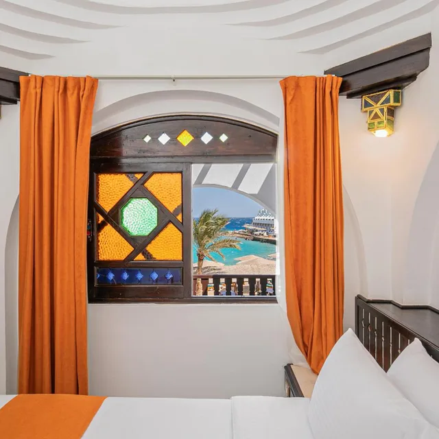 غرفة قياسية بسرير مزدوج بإطلالة على البحر، Arabella Azur Resort 2/7