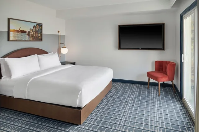 جناح بسرير كينج بحوض استحمام، Hotel Canandaigua, Tapestry Collection by Hilton 3/7