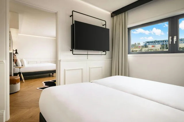 Moxy, Guest Room, Family, King Bed, King and Twin Beds, Large، Moxy Paris La Villette 2/5