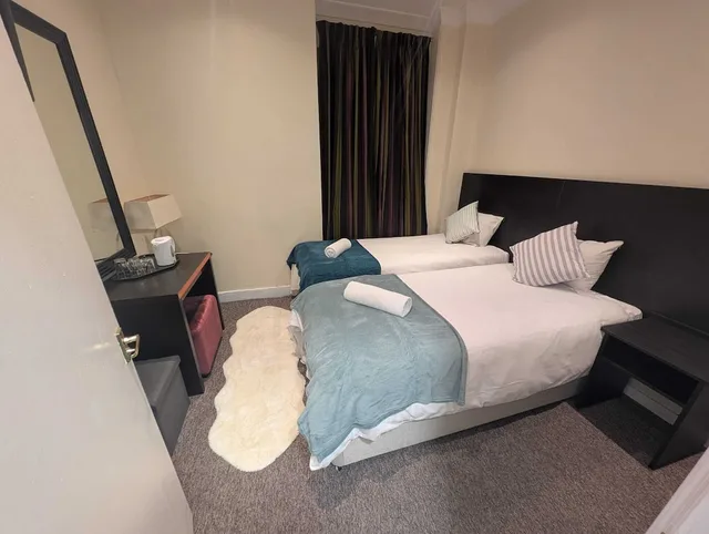 Standard, Twin Beds, London Shelton Hotel, Finsbury Park 3/4