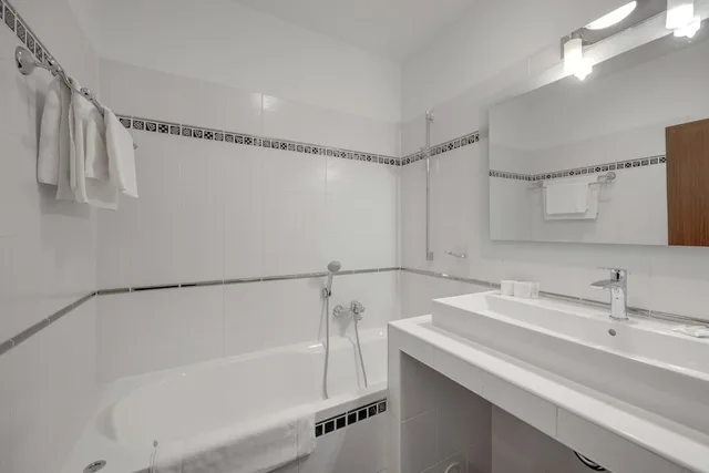 جناح بسرير كوين، Antares Hotel 7/10