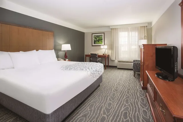 غرفة بسرير كينج لذوي الإعاقة، La Quinta Inn & Suites by Wyndham Gallup 3/10