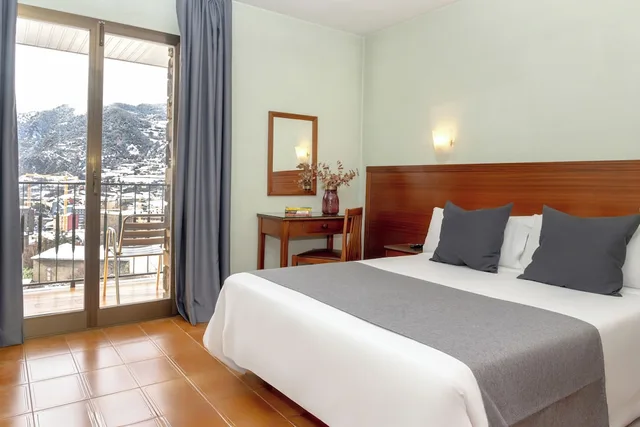 غرفة ثلاثية بسرير كوين وسرير فردي بإطلالة على الجبل، Pierre & Vacances Hotel Coray Andorra 2/6