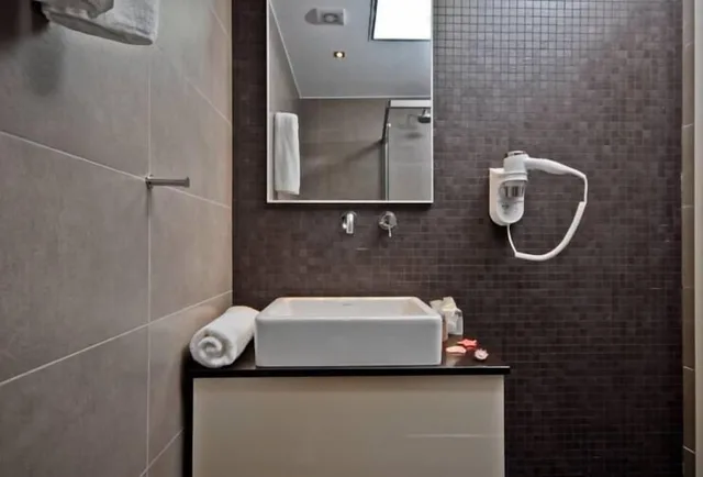 غرفة بسريرين منفصلين مع أريكة، Xenia Hotel 3/3
