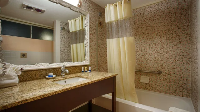 Room, King Bed, Pool Side, Patio, Best Western Plus Yacht Harbor Inn 2/3