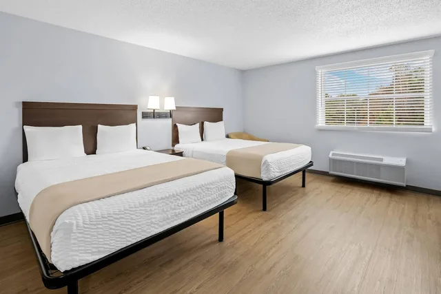 غرفة بسريرين كوين بمطبخ، Suburban Studios Near Camp Lejeune 1/2
