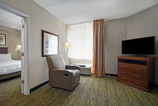 غرفة بسرير كوين لذوي الإعاقة، CANDLEWOOD SUITES MOORESVILLE 3/5