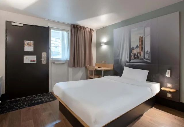 غرفة بسرير كوين لذوي الإعاقة، B&B HOTEL Louveciennes 1/6
