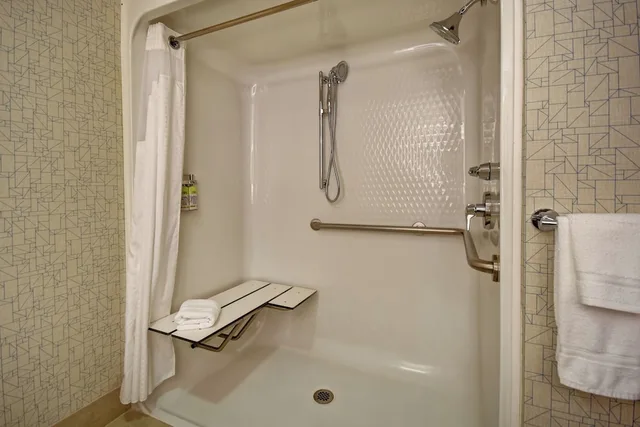 غرفة قياسية بسرير كينج لذوي الإعاقة، Holiday Inn Express Newport North - Middletown 4/5