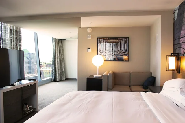غرفة ركنية بسرير كينج بإطلالة على البحيرة لذوي الإعاقة، Hilton Cleveland Downtown 7/10