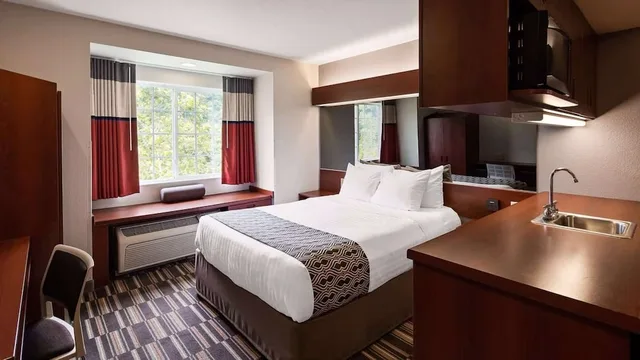 جناح بسرير كوين، Sonesta Essential Morgantown 1/4