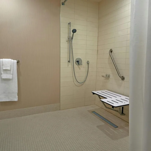غرفة بسرير كينج وسرير كوين، Delta Hotels by Marriott Toronto Airport & Conference Centre 8/9