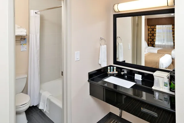 غرفة قياسية بسرير كينج، Rodeway Inn Martinez, CA 2/2